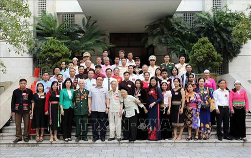 Bí thư Thành ủy Hà Nội Hoàng Trung Hải với các đại biểu tại buổi gặp mặt. Ảnh: Văn Điệp -TTXVN