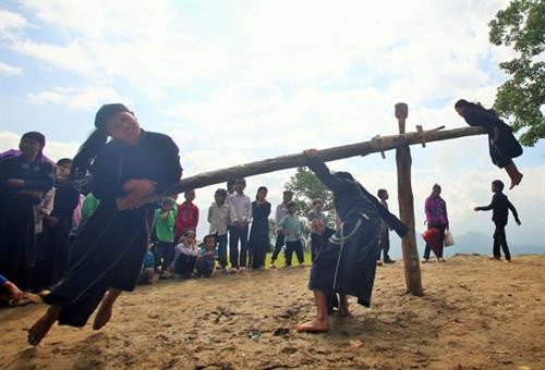 Đồng bào La Chí nô nức chơi đu quay. Đồng bào La Chí nô nức chơi đu quay.