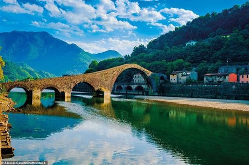 Từ năm 100 trước công nguyên đến năm 400 sau công nguyên, Rome là thành phố lớn nhất thế giới. Phong tục, ngôn ngữ, luật pháp, kỹ thuật và kiến trúc La Mã đều có mặt trên các vùng đất thuộc La Mã rộng lớn ở Châu Âu, Bắc Phi và Tây Á Vượt lên trên cảnh quan thành phố Turin là Mole Antonelliana hình vòm, hiện đang là Bảo tàng Điện ảnh Quốc gia. Ở phía trước là quảng trường rộng lớn Vittorio Veneto, đằng sau là dãy Alps tạo thành một khung cảnh ấn tượng. Thị trấn San Gimignano ở Tuscany tường bao quanh, còn được gọi là 'Thị trấn của những tòa tháp đẹp' do sự bảo tồn độc đáo của những ngôi nhà tháp thời trung cổ. Trong thời kì hoàng kim, có 72 tháp nhưng hiện nay chỉ còn tồn tại lại 14 tháp. Gondolas là những chiếc thuyền đáy phẳng, được thiết kế để thích hợp với tuyến đường thủy nông và hẹp của Venice. Một người chèo thuyền gondolier. Vào năm 2010, nữ gondolier đầu tiên đã nhận được giấy phép từ hiệp hội những người gondoliers. Mặc dù nó chiều dài 50km, Como nhỏ nhất trong ba hồ lớn ở Ý - hai hồ kia là Maggiore và Garda. Hồ là nơi nghỉ ngơi của những người giàu có từ thời La Mã. Nhìn ra núi Vesuvius là một khu định cư có từ thế kỷ thứ 9 trước Công nguyên. Đến năm 750 trước Công nguyên, người Hy Lạp đã đặt tên cho thành phố này là N Nott (nghĩa là Thành phố Mới). Người Norman chiếm thành phố vào năm 1139, rồi nó bắt đầu được truyền từ triều đại này sang triều đại khác. Người dân địa phương gọi đây là Ponte del Diavolo (Cầu Quỷ) vì nó gắn với một truyền thuyết liên quan đến quỷ dữ. Cây cầu được xây vào cuối thế kỉ thứ 11 ở Tuscany, bắc qua sông Serchio. Nằm trên đỉnh của một mảnh đất hình tam giác chia các nhánh Como và Lecco của hồ, Bellagio được mệnh danh là thị trấn xinh đẹp nhất của nước Ý. Những cửa hàng đồ lưu niệm và các con đường lát soi của Bellagio đặc biệt quyến rũ du khách. Duomo, hay còn gọi là nhà thờ chính tòa Santa Maria del Fiore, dường như bay lơ lửng trên các mái nhà của thành phố Florence. Tòa thị chính Palazzo Vecchio giống như một tòa lâu đài với tháp cao 94 mét, quảng trường Piazza della Signoria với một bản sao của bức tượng David của Michelangelo đứng kiêu hãnh phía trước là một vài trong rất nhiều điểm thu hút khách du lịch ở Florence. Mái vòm hình bát giác của nhà thờ chính tòa Duomo của Florence hoàn thiện vào năm 1436. Cho đến nay, nó vẫn giữ được mái vòm bằng gạch và vữa lớn nhất thế giới, minh chứng cho thiên tài kĩ thuật của kiến trúc sư Filippo Brunelleschi. Nội thất được trang trí bằng bức bích họa Bản án cuối cùng của Vasari và Zuccari Những ngọn núi Odle gồ ghề ở Val di Funes nằm sau nhà thờ Santa Maddalena xinh đẹp ở vùng núi Alpine. Sass Rigais là đỉnh cao nhất trong dãy núi này. Nó có độ cao 3.025 mét. Thung lũng sông Cecina gần Volterra ở Tuscany đặc trưng với những ngọn đồi núi lửa, khe núi dốc và vách đá. Đây là nơi xây dựng nhà máy năng lượng địa nhiệt đầu tiên trên thế giới, tại Thung lũng Quỷ, vào năm 1911. Thành phố Atrani có diện tích bề mặt chỉ 0,12 km2. Tháp chuông của nhà thờ Rococo St Mary Magdalene được xây dựng từ thế kỉ thứ 18. Cực nam của Cinque Terre, Riomaggiore là ngôi làng được du khách yêu thích nhất. Con đường Tình Yêu lát đá cuội, nối ngôi làng với Manarola, một ngôi làng bên cạnh nằm ở phía bắc. Thung lũng Orcia - Di sản Thế giới Unesco – từng xuất hiện liên tục trong các tác phẩm của rất nhiều nghệ sĩ thời Phục Hưng, Các cây bách đã trở thành một biểu tượng của thung lũng này Từ năm 100 trước công nguyên đến năm 400 sau công nguyên, Rome là thành phố lớn nhất thế giới. Phong tục, ngôn ngữ, luật pháp, kỹ thuật và kiến trúc La Mã đều có mặt trên các vùng đất thuộc La Mã rộng lớn ở Châu Âu, Bắc Phi và Tây Á Vượt lên trên cảnh quan thành phố Turin là Mole Antonelliana hình vòm, hiện đang là Bảo tàng Điện ảnh Quốc gia. Ở phía trước là quảng trường rộng lớn Vittorio Veneto, đằng sau là dãy Alps tạo thành một khung cảnh ấn tượng. Thị trấn San Gimignano ở Tuscany tường bao quanh, còn được gọi là 'Thị trấn của những tòa tháp đẹp' do sự bảo tồn độc đáo của những ngôi nhà tháp thời trung cổ. Trong thời kì hoàng kim, có 72 tháp nhưng hiện nay chỉ còn tồn tại lại 14 tháp. Gondolas là những chiếc thuyền đáy phẳng, được thiết kế để thích hợp với tuyến đường thủy nông và hẹp của Venice. Một người chèo thuyền gondolier. Vào năm 2010, nữ gondolier đầu tiên đã nhận được giấy phép từ hiệp hội những người gondoliers. Mặc dù nó chiều dài 50km, Como nhỏ nhất trong ba hồ lớn ở Ý - hai hồ kia là Maggiore và Garda. Hồ là nơi nghỉ ngơi của những người giàu có từ thời La Mã. Nhìn ra núi Vesuvius là một khu định cư có từ thế kỷ thứ 9 trước Công nguyên. Đến năm 750 trước Công nguyên, người Hy Lạp đã đặt tên cho thành phố này là N Nott (nghĩa là Thành phố Mới). Người Norman chiếm thành phố vào năm 1139, rồi nó bắt đầu được truyền từ triều đại này sang triều đại khác. Người dân địa phương gọi đây là Ponte del Diavolo (Cầu Quỷ) vì nó gắn với một truyền thuyết liên quan đến quỷ dữ. Cây cầu được xây vào cuối thế kỉ thứ 11 ở Tuscany, bắc qua sông Serchio. Nằm trên đỉnh của một mảnh đất hình tam giác chia các nhánh Como và Lecco của hồ, Bellagio được mệnh danh là thị trấn xinh đẹp nhất của nước Ý. Những cửa hàng đồ lưu niệm và các con đường lát soi của Bellagio đặc biệt quyến rũ du khách. Duomo, hay còn gọi là nhà thờ chính tòa Santa Maria del Fiore, dường như bay lơ lửng trên các mái nhà của thành phố Florence. Tòa thị chính Palazzo Vecchio giống như một tòa lâu đài với tháp cao 94 mét, quảng trường Piazza della Signoria với một bản sao của bức tượng David của Michelangelo đứng kiêu hãnh phía trước là một vài trong rất nhiều điểm thu hút khách du lịch ở Florence. Mái vòm hình bát giác của nhà thờ chính tòa Duomo của Florence hoàn thiện vào năm 1436. Cho đến nay, nó vẫn giữ được mái vòm bằng gạch và vữa lớn nhất thế giới, minh chứng cho thiên tài kĩ thuật của kiến trúc sư Filippo Brunelleschi. Nội thất được trang trí bằng bức bích họa Bản án cuối cùng của Vasari và Zuccari Những ngọn núi Odle gồ ghề ở Val di Funes nằm sau nhà thờ Santa Maddalena xinh đẹp ở vùng núi Alpine. Sass Rigais là đỉnh cao nhất trong dãy núi này. Nó có độ cao 3.025 mét. Thung lũng sông Cecina gần Volterra ở Tuscany đặc trưng với những ngọn đồi núi lửa, khe núi dốc và vách đá. Đây là nơi xây dựng nhà máy năng lượng địa nhiệt đầu tiên trên thế giới, tại Thung lũng Quỷ, vào năm 1911. Thành phố Atrani có diện tích bề mặt chỉ 0,12 km2. Tháp chuông của nhà thờ Rococo St Mary Magdalene được xây dựng từ thế kỉ thứ 18. Cực nam của Cinque Terre, Riomaggiore là ngôi làng được du khách yêu thích nhất. Con đường Tình Yêu lát đá cuội, nối ngôi làng với Manarola, một ngôi làng bên cạnh nằm ở phía bắc. Thung lũng Orcia - Di sản Thế giới Unesco – từng xuất hiện liên tục trong các tác phẩm của rất nhiều nghệ sĩ thời Phục Hưng, Các cây bách đã trở thành một biểu tượng của thung lũng này