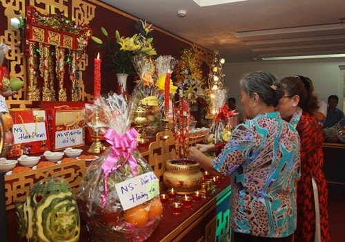 Các nghệ sĩ dâng hương tổ nghiệp ngành sân khấu. Ảnh: Phương Vy-TTXVN Các nghệ sĩ dâng hương tổ nghiệp ngành sân khấu. Ảnh: Phương Vy-TTXVN