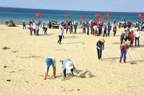 Hơn 2.000 đoàn viên, thanh niên và người dân Quảng Trị tiến hành thu gom rác thải tại bãi biển và một số địa điểm công cộng ở khu vực bãi biển trung tâm Mỹ Thủy…