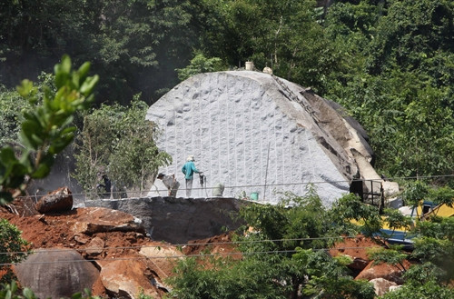 Phiến đá Granite hàng trăm mét khối đang bị “xẻ thịt”. Phiến đá Granite hàng trăm mét khối đang bị “xẻ thịt”.