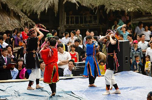 Múa cấp sắc trong Nghi lễ Cấp sắc của đồng bào Dao quần trắng ở xã Lang Quán, huyện Yên Sơn (Tuyên Quang) Múa cấp sắc trong Nghi lễ Cấp sắc của đồng bào Dao quần trắng ở xã Lang Quán, huyện Yên Sơn (Tuyên Quang)