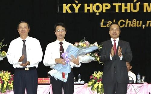 Các đồng chí lãnh đạo tỉnh Lai Châu tặng hoa chúc mừng ông Hà Trọng Hải trúng cử chức vụ Phó Chủ tịch UBND tỉnh Lai Châu. Ảnh: laichau.gov.vn