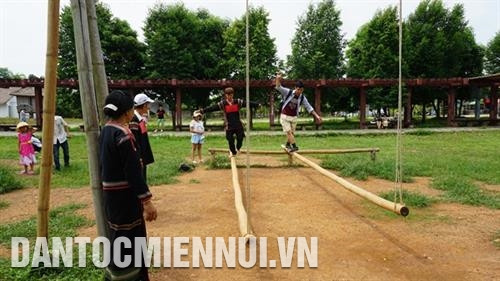 Du khách và đồng bào dân tộc tham gia trò chơi dân gian. Ảnh: Hoàng Hải
