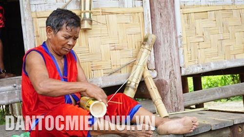 Đồng bào dân tộc Raglai chế tác đàn Chapi. Ảnh: Hoàng Hải