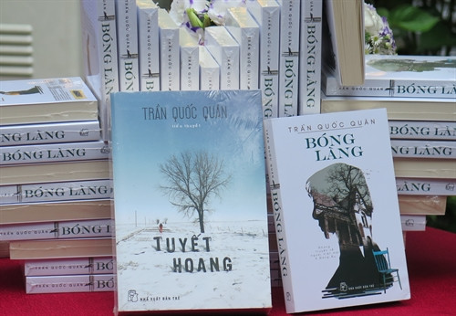 Bóng làng là tiểu thuyết thứ 2 sau tiểu thuyết Tuyết hoang của nhà văn Trần Quốc Quân