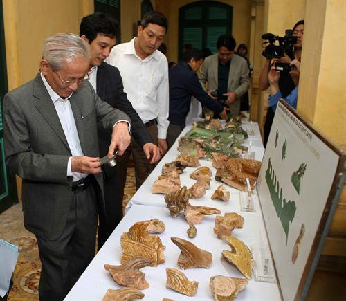 Các nhà khoa học nghiên cứu thực tế tại khu vực khảo cổ học Chính điện Kính Thiên. Ảnh: Đinh Thuận - TTXVN Khu vực tiến hành khai quật thăm dò nằm ở phía Đông nền điện Kính Thiên (giáp với đường Nguyễn Tri Phương) có tổng diện tích gần 1000m2, xuất lộ tầng văn hóa dày gần 4,5m với các lớp văn hóa có niên đại khoảng từ thời Đại La, qua các thời Lý, Trần, Lê, Nguyễn đến thời hiện đại. Ảnh: Thanh Tùng-TTXVN Nhiều di vật như: đồ đất nung, đồ gốm, đồ gỗ, đồ kim loại, đặc sắc nhất là nhóm gạch ngói và vật liệu trang trí lợp mái cung điện tráng men vàng (hoàng lưu ly) và men xanh (thanh lưu ly) thuộc thời Lê sơ cho phép hình dung rõ thêm loại “Ngói rồng” lợp cung điện khu vực chính điện Kính Thiên của Hoàng đế Lê sơ. Ảnh: Thanh Tùng-TTXVN Nhiều di vật như: đồ đất nung, đồ gốm, đồ gỗ, đồ kim loại... được khai quật. Ảnh: Thanh Tùng-TTXVN Các nhà khoa học nghiên cứu thực tế tại khu vực khảo cổ học Chính điện Kính Thiên. Ảnh: Đinh Thuận - TTXVN Khu vực tiến hành khai quật thăm dò nằm ở phía Đông nền điện Kính Thiên (giáp với đường Nguyễn Tri Phương) có tổng diện tích gần 1000m2, xuất lộ tầng văn hóa dày gần 4,5m với các lớp văn hóa có niên đại khoảng từ thời Đại La, qua các thời Lý, Trần, Lê, Nguyễn đến thời hiện đại. Ảnh: Thanh Tùng-TTXVN Nhiều di vật như: đồ đất nung, đồ gốm, đồ gỗ, đồ kim loại, đặc sắc nhất là nhóm gạch ngói và vật liệu trang trí lợp mái cung điện tráng men vàng (hoàng lưu ly) và men xanh (thanh lưu ly) thuộc thời Lê sơ cho phép hình dung rõ thêm loại “Ngói rồng” lợp cung điện khu vực chính điện Kính Thiên của Hoàng đế Lê sơ. Ảnh: Thanh Tùng-TTXVN Nhiều di vật như: đồ đất nung, đồ gốm, đồ gỗ, đồ kim loại... được khai quật. Ảnh: Thanh Tùng-TTXVN