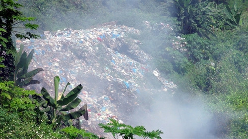 Rác được đổ trực tiếp xuống khe suối.