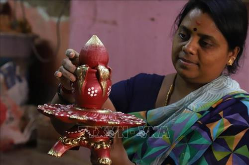 Người dân hoàn thiện những chiếc đèn dầu đất nung chuẩn bị cho lễ hội Diwali. Ảnh: THX/ TTXVN Người dân hoàn thiện những chiếc đèn dầu đất nung chuẩn bị cho lễ hội Diwali. Ảnh: THX/ TTXVN
