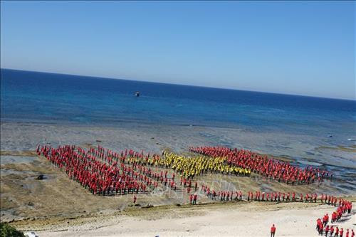 Nằm trong chuỗi các hoạt động cuả Tuần lễ Văn hóa - Du lịch Lý Sơn lần thứ nhất năm 2018, 3000 người đã cùng hát quốc ca tạo thành hình lá cờ Tổ quốc dài 45m, rộng 25m, xác lập lập kỷ lục Việt Nam. Ảnh: Đinh Hương-TTXVN