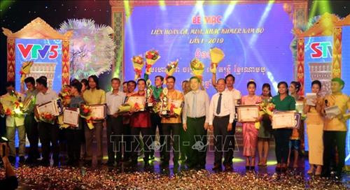 Trao giải các tiết mục xuất sắc. Ảnh: Trung Hiếu - TTXVN Trao giải các tiết mục xuất sắc. Ảnh: Trung Hiếu - TTXVN