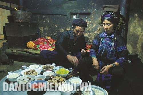 Sản phẩm gạo Séng Cù được bày bán ở chợ Mường Khương. Ảnh: Hoàng Hà Mâm cơm của một gia đình người Hà Nhì với loại gạo Séng Cù nổi tiếng. Ảnh: Hoàng Hà