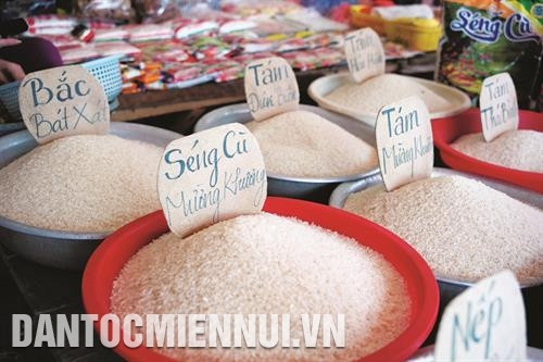 Sản phẩm gạo Séng Cù được bày bán ở chợ Mường Khương. Ảnh: Hoàng Hà Mâm cơm của một gia đình người Hà Nhì với loại gạo Séng Cù nổi tiếng. Ảnh: Hoàng Hà