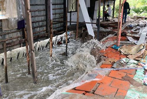 Sạt lở khu vực bờ biển Tiểu Dừa, xã Vân Khánh Tây, huyện An Minh (Kiên Giang) gây sụp đất nhà dân. Ảnh: Lê Huy Hải - TTXVN Sạt lở khu vực bờ biển Tiểu Dừa, xã Vân Khánh Tây, huyện An Minh (Kiên Giang) gây sụp đất nhà dân. Ảnh: Lê Huy Hải - TTXVN