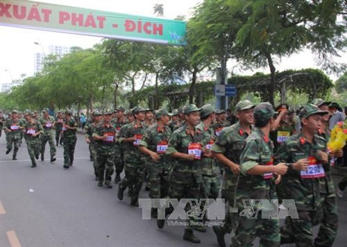 Các VĐV lực lượng vũ trang trên đường chạy. Ảnh: Xuân Dự - TTXVN Các VĐV lực lượng vũ trang trên đường chạy. Ảnh: Xuân Dự - TTXVN