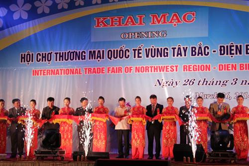 Cắt băng khai mạc hội chợ Hội chợ Thương mại quốc tế vùng Tây Bắc - Ðiện Biên năm 2014. Ảnh : dienbientv.vn