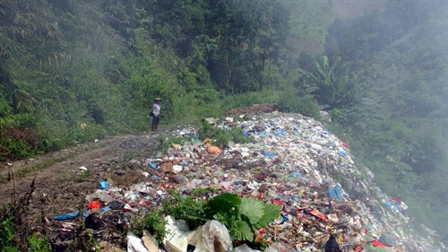 Chính quyền cần có những biện pháp tích cực để giải quyết vấn ô nhiễm môi trường nơi đây.