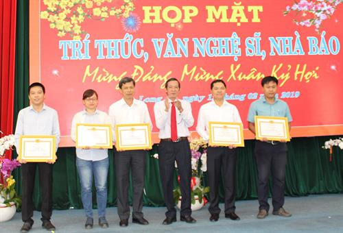 Trưởng ban Tuyên giáo Tỉnh ủy Long An Đinh Ngọc Lâm trao giấy khen cho các tác giả đoạt giải Búa liềm vàng năm 2018. Nguồn: Nguồn: Báo Long An online