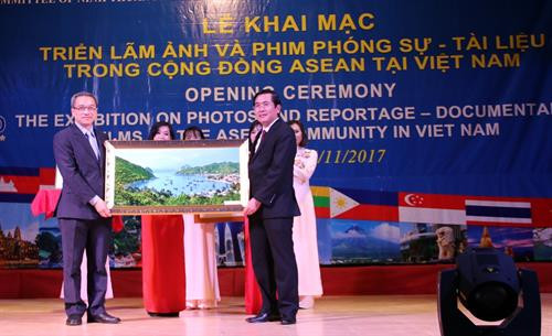 Đồng chí Phạm Văn Hậu, Phó Chủ tịch UBND tỉnh Ninh Thuận Phạm Văn Hậu thay mặt Tỉnh ủy, HĐND, UBND, Ủy ban MTTQ Việt Nam tỉnh trao tặng Bức tranh phong cảnh Ninh Thuận cho Bộ TT&TT. Ảnh: Đức Ánh - TTXVN Đồng chí Phạm Văn Hậu, Phó Chủ tịch UBND tỉnh Ninh Thuận Phạm Văn Hậu thay mặt Tỉnh ủy, HĐND, UBND, Ủy ban MTTQ Việt Nam tỉnh trao tặng Bức tranh phong cảnh Ninh Thuận cho Bộ TT&TT. Ảnh: Đức Ánh - TTXVN