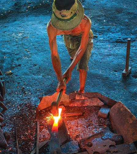 Thợ quai búa phụ việc, sau vài năm quen, có kinh nghiệm mới được đứng lò chính.