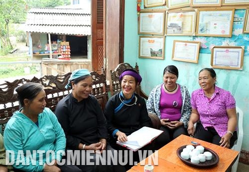 Chị Lý Thị Hạnh chăm sóc đàn gà để tăng thêm thu nhập. Ảnh: Hoàng Hà Với vai trò là Bí thư Chi bộ và Trưởng thôn Sín Chải A, chị Lý Thị Hạnh đã thường xuyên vận động bà con trong thôn thực hiện tốt chính sách pháp luật của Đảng và Nhà nước. Ảnh: Hoàng Hà