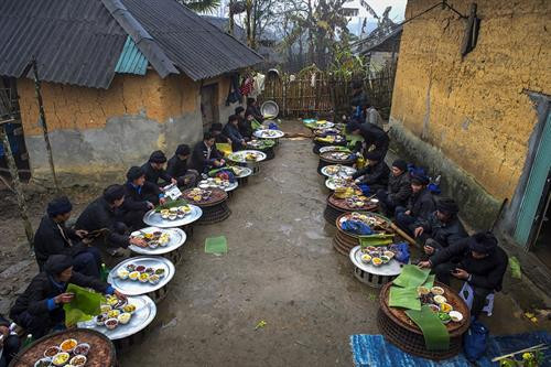 Thầy mo chuẩn bị lễ Các gia đình mang lễ đến Vào vị trí theo sắp xếp của người phụ lễ Đồng loạt mở lễ Thầy mo và phụ lễ cúng đầu tiên Các gia đình lần lượt cúng Các gia đình thay nhau mời rượu Phụ nữ và trẻ em ăn uống trong nhà