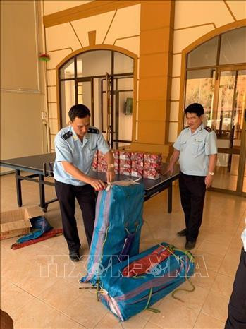 Số pháo hoa bị lực lượng chức năng thu giữ. Ảnh: Quang Thái- TTXVN Số pháo hoa bị lực lượng chức năng thu giữ. Ảnh: Quang Thái- TTXVN