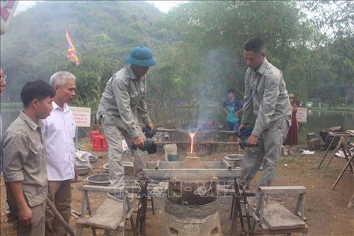 Nung đồng ở nhiệt độ cao được xem là khâu vất vả nhất. Ảnh: Khiếu Tư- TTXVN Khối đồng hợp nhất nóng hàng nghìn độ C trong nồi được rót từ từ vào khuôn trống đồng. Ảnh: Khiếu Tư- TTXVN Sau 30 phút, khuôn trống được dỡ bỏ dần. Khiếu Tư- TTXVN Các nghệ nhân đang hoàn thiện những khâu cuối cùng của sản phẩm. Ảnh: Khiếu Tư- TTXVN Khi lò lửa đến độ thăng hoa cũng là lúc đồng được nung chảy hoàn toàn. Ảnh: Khiếu Tư- TTXVN Nung đồng ở nhiệt độ cao được xem là khâu vất vả nhất. Ảnh: Khiếu Tư- TTXVN Khối đồng hợp nhất nóng hàng nghìn độ C trong nồi được rót từ từ vào khuôn trống đồng. Ảnh: Khiếu Tư- TTXVN Sau 30 phút, khuôn trống được dỡ bỏ dần. Khiếu Tư- TTXVN Các nghệ nhân đang hoàn thiện những khâu cuối cùng của sản phẩm. Ảnh: Khiếu Tư- TTXVN Khi lò lửa đến độ thăng hoa cũng là lúc đồng được nung chảy hoàn toàn. Ảnh: Khiếu Tư- TTXVN