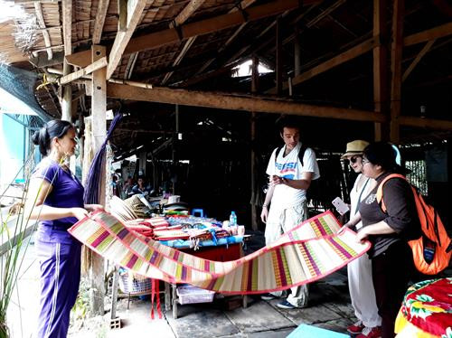 Du khách nước ngoài tìm hiểu về nghề dệt chiếu xã Nhơn Thạnh, thành phố Bến Tre. Ảnh: Trần Thị Thu Hiền - TTXVN Du khách quốc tế tìm hiểu về vẻ đẹp "xứ dừa" Bến Tre. Ảnh: Trần Thị Thu Hiền - TTXVN Du khách nước ngoài tìm hiểu về nghề dệt chiếu xã Nhơn Thạnh, thành phố Bến Tre. Ảnh: Trần Thị Thu Hiền - TTXVN Du khách nước ngoài tìm hiểu về nghề dệt chiếu xã Nhơn Thạnh, thành phố Bến Tre. Ảnh: Trần Thị Thu Hiền - TTXVN Du khách quốc tế tìm hiểu về vẻ đẹp "xứ dừa" Bến Tre. Ảnh: Trần Thị Thu Hiền - TTXVN Du khách nước ngoài tìm hiểu về nghề dệt chiếu xã Nhơn Thạnh, thành phố Bến Tre. Ảnh: Trần Thị Thu Hiền - TTXVN