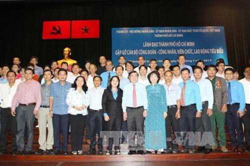 Chủ tịch UBND Thành phố Hồ Chí Minh Nguyễn Thành Phong với các đại biểu tại buổi gặp gỡ. Ảnh: Thanh Vũ - TTXVN