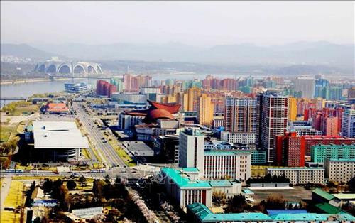 Thủ đô Bình Nhưỡng ngày nay mang một dáng vẻ hiện đại. Ảnh: Phương Hoa – TTXVN Những ngôi nhà cao tầng được sơn nhiều màu sắc mang dáng vẻ hiện đại cho Thủ đô Bình Nhưỡng. Ảnh: Phương Hoa- TTXVN Toàn cảnh thành phố Bình Nhưỡng nhìn từ trên cao. Ảnh: Phương Hoa – TTXVN Tiết mục hòa nhạc của Dàn nhạc Công Huân quốc gia Triều Tiên. Ảnh: Phương Hoa – TTXVN Đúng dịp sinh nhật của Chủ tịch Kim Nhật Thành, Triển lãm hoa được tổ chức tại Thủ đô Bình Nhưỡng. Ảnh: Phương Hoa – TTXVN Một gia đình Triều Tiên tham quan Triển lãm hoa Kim Nhật Thành. Ảnh: Phương Hoa – TTXVN Phụ nữ Triều Tiên mặc trang phục truyền thống vào xem Triển lãm hoa Kim Nhật Thành. Ảnh: Phương Hoa – TTXVN Người dân Triều Tiên xếp hàng vào xem Triển lãm hoa Kim Nhật Thành. Ảnh: Phương Hoa – TTXVN Một ngôi nhà truyền thống bên cạnh những công trình hiện đại. Ảnh: Phương Hoa – TTXVN Người dân và thiếu niên Triều Tiên đến vui chơi ở công viên. Ảnh: Phương Hoa – TTXVN Ngày cuối tuần, người dân Triều Tiên đến vui chơi ở các công viên nổi tiếng. Ảnh: Phương Hoa – TTXVN Một gian hàng dược phẩm ở Bình Nhưỡng. Ảnh: Phương Hoa – TTXVN Học sinh học môn thể thao yêu thích ở trường học. Ảnh: Phương Hoa – TTXVN Lớp học âm nhạc của học sinh Triều Tiên. Ảnh: Phương Hoa – TTXVN Lớp dạy lập trình tại Cung Học sinh Thiếu niên Vạn Cảnh Đài. Ảnh: Phương Hoa – TTXVN Triều Tiên rất chú trọng đến việc phát triển toàn diện con người, học sinh được tham gia các lớp học nghệ thuật. Ảnh: Phương Hoa- TTXVN Học sinh Triều Tiên học viết thư pháp. Ảnh: Phương Hoa – TTXVN Một cặp vợ chồng sắp cưới chụp ảnh trước Bảo tàng Chiến thắng Chiến tranh Giải phóng Tổ quốc. Ảnh: Phương Hoa – TTXVN Người dân xếp hàng trật tự lên phương tiện giao thông công cộng. Ảnh: Phương Hoa- TTXVN Cung Thái Dương Kumsusan-nơi an nghỉ của Chủ tịch Kim Nhật Thành và Kim Jong - Il. Ảnh: Phương Hoa – TTXVN Nhà ga trung tâm ở Thủ đô Bình Nhưỡng. Ảnh: Phương Hoa – TTXVN Tòa nhà Quốc hội ở Thủ đô Bình Nhưỡng. Ảnh: Phương Hoa – TTXVN Ngoài phương tiện giao thông công cộng, người dân Bình Nhưỡng thường xuyên sử dụng xe đạp. Ảnh: Phương Hoa – TTXVN Hoa nở trên đường phố cùng với những ngôi nhà cao tầng mang nhiều màu sắc rực rỡ. Ảnh: Phương Hoa – TTXVN Tượng "Vạn Lý Mã" - bức tượng nổi tiếng ở Bình Nhưỡng. Ảnh: Phương Hoa – TTXVN Những dãy phố với công trình kiến trúc hiện đại được xây dựng ở Bình Nhưỡng. Ảnh: Phương Hoa – TTXVN Nhiều chung cư cao tầng được xây dựng phục vụ chỗ ở cho người dân ở Thủ đô Bình Nhưỡng. Ảnh: Phương Hoa – TTXVN Khải Hoàn Môn - một công trình nổi tiếng ở Bình Nhưỡng. Ảnh: Phương Hoa – TTXVN Tháp Chủ thể cao 170 m là Tượng đài về học thuyết tự lực tự cường ở Triều Tiên. Ảnh: Phương Hoa – TTXVN Một công trình kiến trúc truyền thống của Triều Tiên tại Thủ đô Bình Nhưỡng. Ảnh: Phương Hoa – TTXVN Quảng trường Kim Nhật Thành, nơi tổ chức các sự kiện lớn của Triều Tiên. Ảnh: Phương Hoa – TTXVN Pin năng lượng mặt trời được sử dụng ở nhiều nơi tại Thủ đô Bình Nhưỡng. Ảnh: Phương Hoa – TTXVN Ô tô điện là phương tiện giao thông công cộng phổ biển ở Bình Nhưỡng. Ảnh: Phương Hoa – TTXVN Nhà ga Bình Nhưỡng nhìn từ trên cao. Ảnh: Phương Hoa – TTXVN Tòa nhà Ryugyong cao 330m ở Thủ đô Bình Nhưỡng. Ảnh: Phương Hoa – TTXVN Một công trình lịch sử ở Thủ đô Bình Nhưỡng. Ảnh: Phương Hoa – TTXVN Học sinh mầm non được cô giáo dẫn đi dã ngoại. Ảnh: Phương Hoa – TTXVN Thủ đô Bình Nhưỡng nhìn từ trên cao. Ảnh: Phương Hoa – TTXVN Khu Chang Jong, nơi tập trung nhiều nhà cao tầng. Ảnh: Phương Hoa – TTXVN Thủ đô Bình Nhưỡng ngày nay mang một dáng vẻ hiện đại. Ảnh: Phương Hoa – TTXVN Những ngôi nhà cao tầng được sơn nhiều màu sắc mang dáng vẻ hiện đại cho Thủ đô Bình Nhưỡng. Ảnh: Phương Hoa- TTXVN Toàn cảnh thành phố Bình Nhưỡng nhìn từ trên cao. Ảnh: Phương Hoa – TTXVN Tiết mục hòa nhạc của Dàn nhạc Công Huân quốc gia Triều Tiên. Ảnh: Phương Hoa – TTXVN Đúng dịp sinh nhật của Chủ tịch Kim Nhật Thành, Triển lãm hoa được tổ chức tại Thủ đô Bình Nhưỡng. Ảnh: Phương Hoa – TTXVN Một gia đình Triều Tiên tham quan Triển lãm hoa Kim Nhật Thành. Ảnh: Phương Hoa – TTXVN Phụ nữ Triều Tiên mặc trang phục truyền thống vào xem Triển lãm hoa Kim Nhật Thành. Ảnh: Phương Hoa – TTXVN Người dân Triều Tiên xếp hàng vào xem Triển lãm hoa Kim Nhật Thành. Ảnh: Phương Hoa – TTXVN Một ngôi nhà truyền thống bên cạnh những công trình hiện đại. Ảnh: Phương Hoa – TTXVN Người dân và thiếu niên Triều Tiên đến vui chơi ở công viên. Ảnh: Phương Hoa – TTXVN Ngày cuối tuần, người dân Triều Tiên đến vui chơi ở các công viên nổi tiếng. Ảnh: Phương Hoa – TTXVN Một gian hàng dược phẩm ở Bình Nhưỡng. Ảnh: Phương Hoa – TTXVN Học sinh học môn thể thao yêu thích ở trường học. Ảnh: Phương Hoa – TTXVN Lớp học âm nhạc của học sinh Triều Tiên. Ảnh: Phương Hoa – TTXVN Lớp dạy lập trình tại Cung Học sinh Thiếu niên Vạn Cảnh Đài. Ảnh: Phương Hoa – TTXVN Triều Tiên rất chú trọng đến việc phát triển toàn diện con người, học sinh được tham gia các lớp học nghệ thuật. Ảnh: Phương Hoa- TTXVN Học sinh Triều Tiên học viết thư pháp. Ảnh: Phương Hoa – TTXVN Một cặp vợ chồng sắp cưới chụp ảnh trước Bảo tàng Chiến thắng Chiến tranh Giải phóng Tổ quốc. Ảnh: Phương Hoa – TTXVN Người dân xếp hàng trật tự lên phương tiện giao thông công cộng. Ảnh: Phương Hoa- TTXVN Cung Thái Dương Kumsusan-nơi an nghỉ của Chủ tịch Kim Nhật Thành và Kim Jong - Il. Ảnh: Phương Hoa – TTXVN Nhà ga trung tâm ở Thủ đô Bình Nhưỡng. Ảnh: Phương Hoa – TTXVN Tòa nhà Quốc hội ở Thủ đô Bình Nhưỡng. Ảnh: Phương Hoa – TTXVN Ngoài phương tiện giao thông công cộng, người dân Bình Nhưỡng thường xuyên sử dụng xe đạp. Ảnh: Phương Hoa – TTXVN Hoa nở trên đường phố cùng với những ngôi nhà cao tầng mang nhiều màu sắc rực rỡ. Ảnh: Phương Hoa – TTXVN Tượng "Vạn Lý Mã" - bức tượng nổi tiếng ở Bình Nhưỡng. Ảnh: Phương Hoa – TTXVN Những dãy phố với công trình kiến trúc hiện đại được xây dựng ở Bình Nhưỡng. Ảnh: Phương Hoa – TTXVN Nhiều chung cư cao tầng được xây dựng phục vụ chỗ ở cho người dân ở Thủ đô Bình Nhưỡng. Ảnh: Phương Hoa – TTXVN Khải Hoàn Môn - một công trình nổi tiếng ở Bình Nhưỡng. Ảnh: Phương Hoa – TTXVN Tháp Chủ thể cao 170 m là Tượng đài về học thuyết tự lực tự cường ở Triều Tiên. Ảnh: Phương Hoa – TTXVN Một công trình kiến trúc truyền thống của Triều Tiên tại Thủ đô Bình Nhưỡng. Ảnh: Phương Hoa – TTXVN Quảng trường Kim Nhật Thành, nơi tổ chức các sự kiện lớn của Triều Tiên. Ảnh: Phương Hoa – TTXVN Pin năng lượng mặt trời được sử dụng ở nhiều nơi tại Thủ đô Bình Nhưỡng. Ảnh: Phương Hoa – TTXVN Ô tô điện là phương tiện giao thông công cộng phổ biển ở Bình Nhưỡng. Ảnh: Phương Hoa – TTXVN Nhà ga Bình Nhưỡng nhìn từ trên cao. Ảnh: Phương Hoa – TTXVN Tòa nhà Ryugyong cao 330m ở Thủ đô Bình Nhưỡng. Ảnh: Phương Hoa – TTXVN Một công trình lịch sử ở Thủ đô Bình Nhưỡng. Ảnh: Phương Hoa – TTXVN Học sinh mầm non được cô giáo dẫn đi dã ngoại. Ảnh: Phương Hoa – TTXVN Thủ đô Bình Nhưỡng nhìn từ trên cao. Ảnh: Phương Hoa – TTXVN Khu Chang Jong, nơi tập trung nhiều nhà cao tầng. Ảnh: Phương Hoa – TTXVN