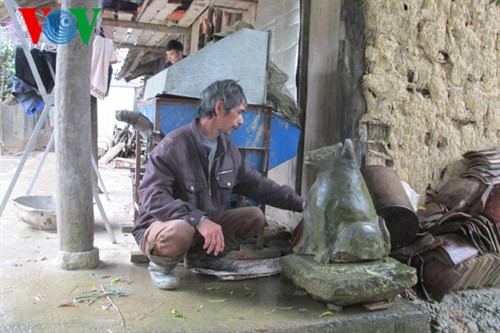 Người Nùng coi chó đá là linh vật Người Nùng coi chó đá là linh vật