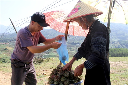 Khách du lịch mua hoa atiso tươi tại ruộng của bà con dân tộc