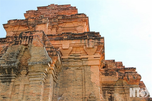 Cụm tháp Hòa Lai gồm tháp Bắc và tháp Nam thuộc địa bàn xã Bắc Phong,Thuận Bắc. Tháp Bắc có kiến trúc khối vuông vững chải với nhiều họa tiết đặc sắc. Tháp Nam mặt tường gạch chạm khắc hoa văn nhưng ở dạng phác thảo. Cấu trúc xây dựng tháp Hòa Lai gồm có ba tầng vững chải. Những mảng điêu khắc hình tượng người và chim Garuda. Họa tiết hoa văn đặc sắc của tháp Hòa Lai. Cửa vào tháp Hòa Lai được mở về hướng Đông. Toàn cảnh cụm tháp Pô Klong Garai thuộc địa bàn phường Đô Vinh. Họa tiết hoa văn và tượng thần trang trí trên các góc tháp. Tháp Pô Klong Garai vào dịp lễ hội Ka tê hàng năm. Du khách tham quan, chụp ảnh lưu niệm tại tháp Pô Klong Garai.