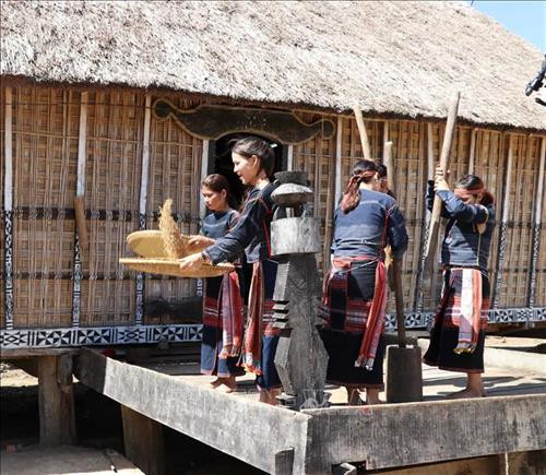 Truyền dạy văn hóa dân tộc cho thế hệ trẻ đang được người dân tộc thiểu số tại Gia Lai chú trọng. Ảnh: Hồng Điệp - TTXVN Việc bảo tồn giá trị văn hóa cồng chiêng sẽ kéo theo bảo tồn các giá trị văn hóa cộng đồng dân tộc thiểu số khác. Ảnh: Hồng Điệp - TTXVN Các đội cồng chiêng tại buôn làng thường xuyên tập luyện. Ảnh: Hồng Điệp - TTXVN Một đội diễn tấu cồng chiêng tại buôn làng dân tộc Bahnar huyện Kbang. Ảnh: Hồng Điệp - TTXVN Các vật dụng sinh hoạt của người dân được trưng bày trong nhà Rông văn hóa tại các làng. Ảnh: Hồng Điệp - TTXVN Truyền dạy văn hóa dân tộc cho thế hệ trẻ đang được người dân tộc thiểu số tại Gia Lai chú trọng. Ảnh: Hồng Điệp - TTXVN Việc bảo tồn giá trị văn hóa cồng chiêng sẽ kéo theo bảo tồn các giá trị văn hóa cộng đồng dân tộc thiểu số khác. Ảnh: Hồng Điệp - TTXVN Các đội cồng chiêng tại buôn làng thường xuyên tập luyện. Ảnh: Hồng Điệp - TTXVN Một đội diễn tấu cồng chiêng tại buôn làng dân tộc Bahnar huyện Kbang. Ảnh: Hồng Điệp - TTXVN Các vật dụng sinh hoạt của người dân được trưng bày trong nhà Rông văn hóa tại các làng. Ảnh: Hồng Điệp - TTXVN