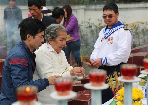 Mẹ Hồ Thị Đức cùng đồng đội của con trai dâng hương tại lễ tri ân. Ảnh: Mạnh Thành - TTXVN