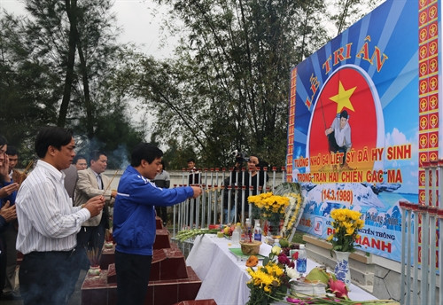 Các cựu binh, đồng đội, người thân thắp hương tưởng niệm anh hùng, liệt sỹ hy sinh trong trận chiến Gạc Ma. Ảnh: Mạnh Thành - TTXVN