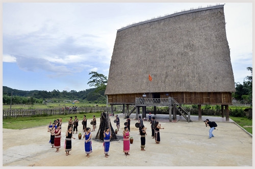 Nhà Rông của người Giẻ - Triêng. Ảnh: Thanh Hà - TTXVN Nhà Rông của người Rơ Măm. Ảnh: Thanh Hà - TTXVN Nhà Rông của người Giẻ - Triêng. Ảnh: Thanh Hà - TTXVN Nhà Rông của người Brâu. Ảnh: Thanh Hà - TTXVN Nhà Rông của người Brâu. Ảnh: Thanh Hà - TTXVN Nhà Rông của người Gia Rai. Ảnh: Thanh Hà - TTXVN Nhà Rông của người Giẻ - Triêng. Ảnh: Thanh Hà - TTXVN Nhà Rông của người Rơ Măm. Ảnh: Thanh Hà - TTXVN Nhà Rông của người Giẻ - Triêng. Ảnh: Thanh Hà - TTXVN Nhà Rông của người Brâu. Ảnh: Thanh Hà - TTXVN Nhà Rông của người Brâu. Ảnh: Thanh Hà - TTXVN Nhà Rông của người Gia Rai. Ảnh: Thanh Hà - TTXVN