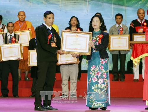 Uỷ viên Bộ Chính trị, Bí thư Trung ương Đảng, Trưởng Ban Dân vận Trung ương Trương Thị Mai trao Bằng Khen của Thủ tướng cho các đại biểu. Ảnh TTXVN