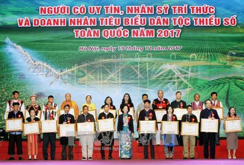 Uỷ viên Bộ Chính trị, Bí thư Trung ương Đảng, Trưởng Ban Dân vận Trung ương Trương Thị Mai trao Bằng Khen của Thủ tướng cho các đại biểu. Ảnh TTXVN