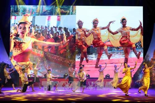 Chương trình biểu diễn nghệ thuật chào mừng buổi lễ. Ảnh: TTXVN