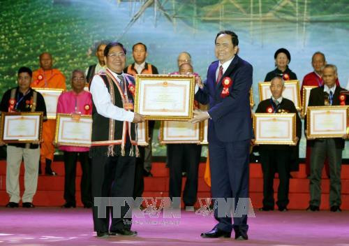 Uỷ viên Trung ương Đảng, Chủ tịch Uỷ ban Trung ương Mặt trận Tổ quốc Việt Nam Trần Thanh Mẫn trao Bằng Khen của Thủ tướng cho các đại biểu. Ảnh TTXVN