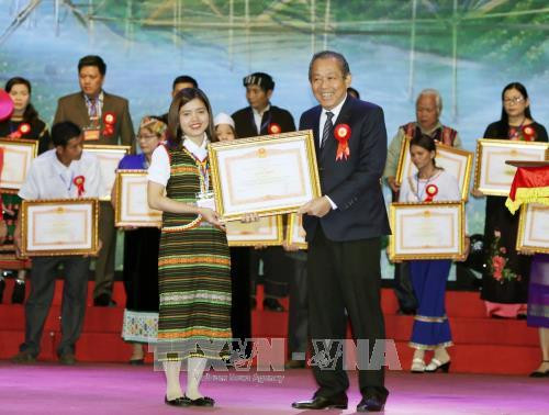 Ủy viên Bộ Chính trị, Phó Thủ tướng Thường trực Chính phủ Trương Hoà Bình trao Bằng Khen của Thủ tướng Chính phủ cho các đại biểu. Ảnh: TTXVN