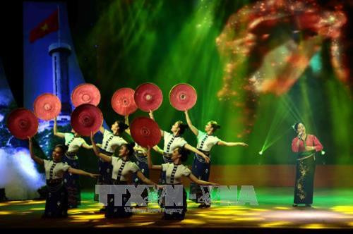 Chương trình biểu diễn nghệ thuật chào mừng buổi lễ. Ảnh: TTXVN