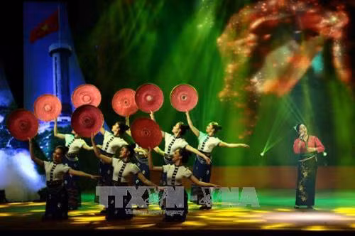 Chương trình biểu diễn nghệ thuật chào mừng buổi lễ. Ảnh: TTXVN