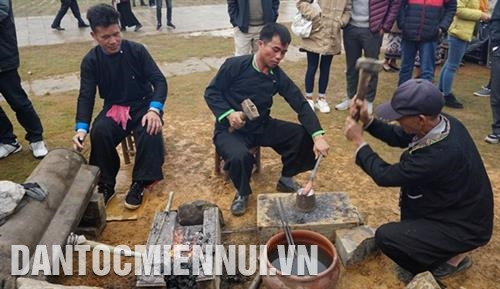Nghề rèn thủ công là nghề truyền thống của đồng bào dân tộc Mông. Ảnh: Hoàng Tâm