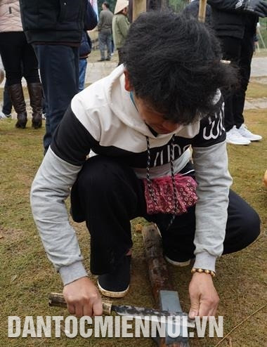 Mài dao là công đoạn quan trọng liên quan đến công dụng của dao. Ảnh:Nam Sương