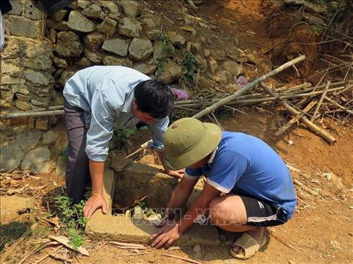 Người dân tái định cư xã Mường Bằng, huyện Mai Sơn kiểm tra đường ống dẫn nước sạch. Ảnh: Hữu Quyết - TTXVN Người dân tái định cư xã Mường Bằng, huyện Mai Sơn kiểm tra đường ống dẫn nước sạch. Ảnh: Hữu Quyết - TTXVN