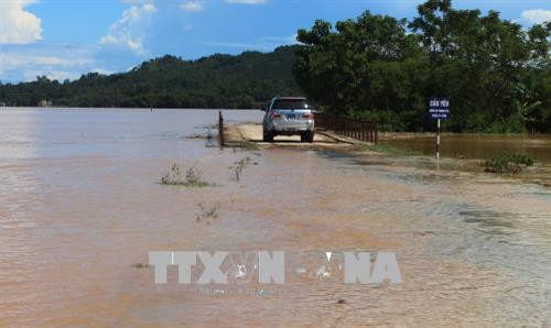 Nước lũ tràn qua cầu tại xã Thanh Xuân, huyện Thanh Chương, tỉnh Nghệ An. Ảnh: Nguyễn Oanh-TTXVN.